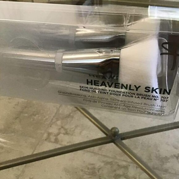 IT COSMETICS Heavenly Skin Skin-Hugging Foundation Brush #707 - Picture 3 of 6